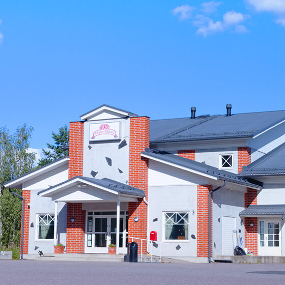 Pirjon Pakari Nurmijärven lähileipomoon on helppo saapua ja edestä löydyy runsaasti tilaa jättää auto parkkiin