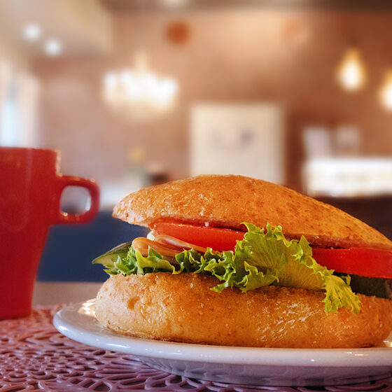 Tuoreista kotimaisista leipomomme leivistä tehdään täytettyjä sämpylöitä vitriiniin