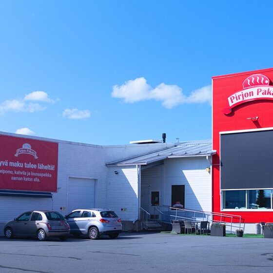 Seinäjoen lähileipomon kahvilakonditoria näkyy punaisena rakennusosanaan kauas kauniisti.