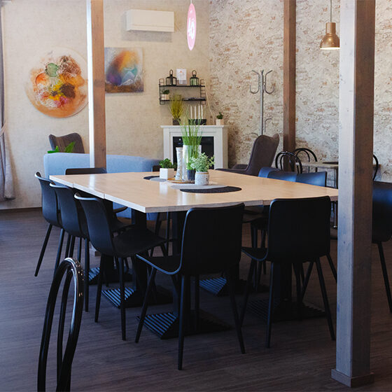 Ylivieskan lähileipomon kahvilamyymälän tilat myös varattavissa yksityistilaisuuksiin – ota yhteyttä ja kysy mahdollisuuksista.